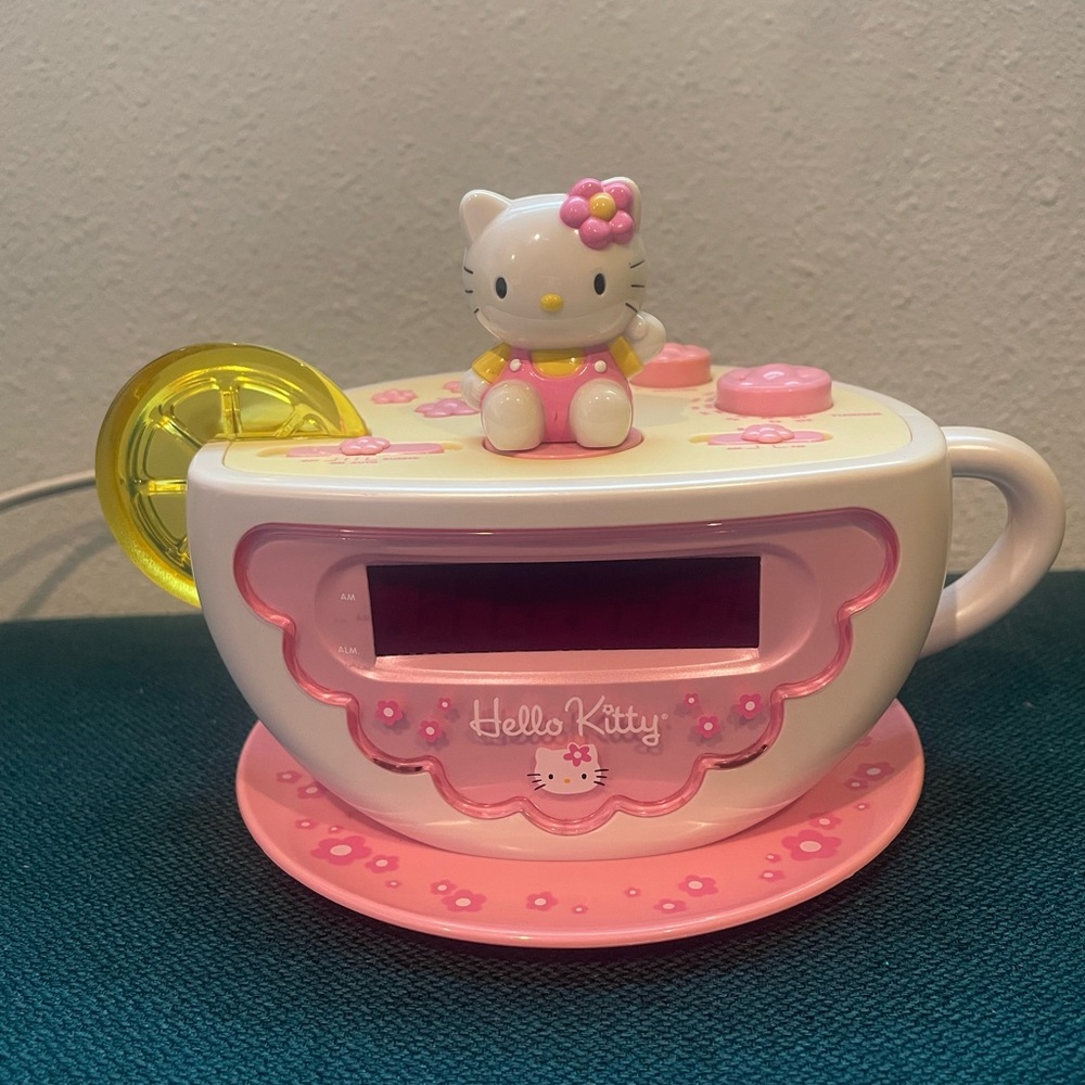 Vintage Hello Kitty Tea Cup Radio and Alarm Clock
